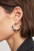 NA-KD Store runde øreringer med flytende effekt - Silver