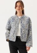 ONLY Onlhallie Quilted Jacket Cloud Dancer Aop:blue Tile Pri M