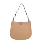 Lysbrun studded hobo veske