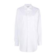 Hvit langarmet skjorte med spiss krage og knappelukking