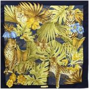 Pre-owned Silk scarves