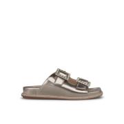 Flat sandal med spenner og glitrende remmer