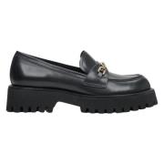 Elegante Svarte Skinnloafers med Gullspenne