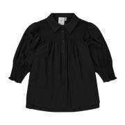 Feminin bluse med vakre smokkedetaljer