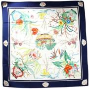 Pre-owned Silk scarves