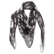 Pre-owned Silk scarves