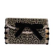 Pre-owned Fabric clutches