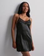 Nelly - Svart - Satin Lace Slip