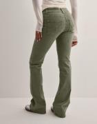 Nelly - Grønn - Low Waist Bootcut Stitch Jeans