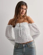 Nelly - Hvit - Lace Off Shoulder Top