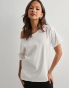 Nelly - Hvit - Slouchy Shoulder Tee