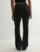 Nelly - Svart - Low Waist Perfect Bootcut Jeans
