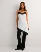 Nelly - Hvit - Lace Asymmetric Slip Dress