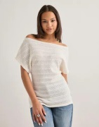 Nelly - Hvit - Crochet Slit Top