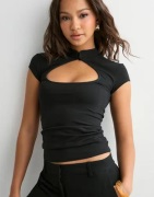 Nelly - Svart - Amazing Keyhole Tee