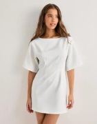 Nelly - Hvit - Shaped Short Sleeve Dress