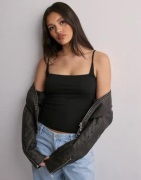 Nelly - Svart - Strap Base Top